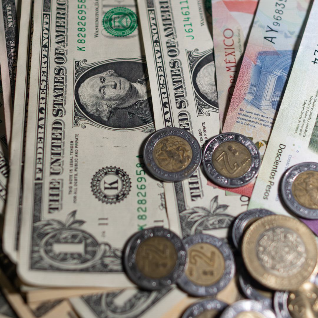 Billetes mexicanos junto a dólares estadounidenses. Foto: N+